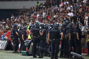 凤凰官方：福克斯韦尔和刘易斯缺席今日对阵跳伞蚁