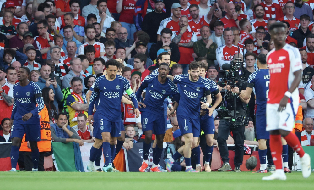 皇马在国家德比后失利，阿隆索面临下课危机，巴萨趁机领跑，西甲争冠形势严峻。