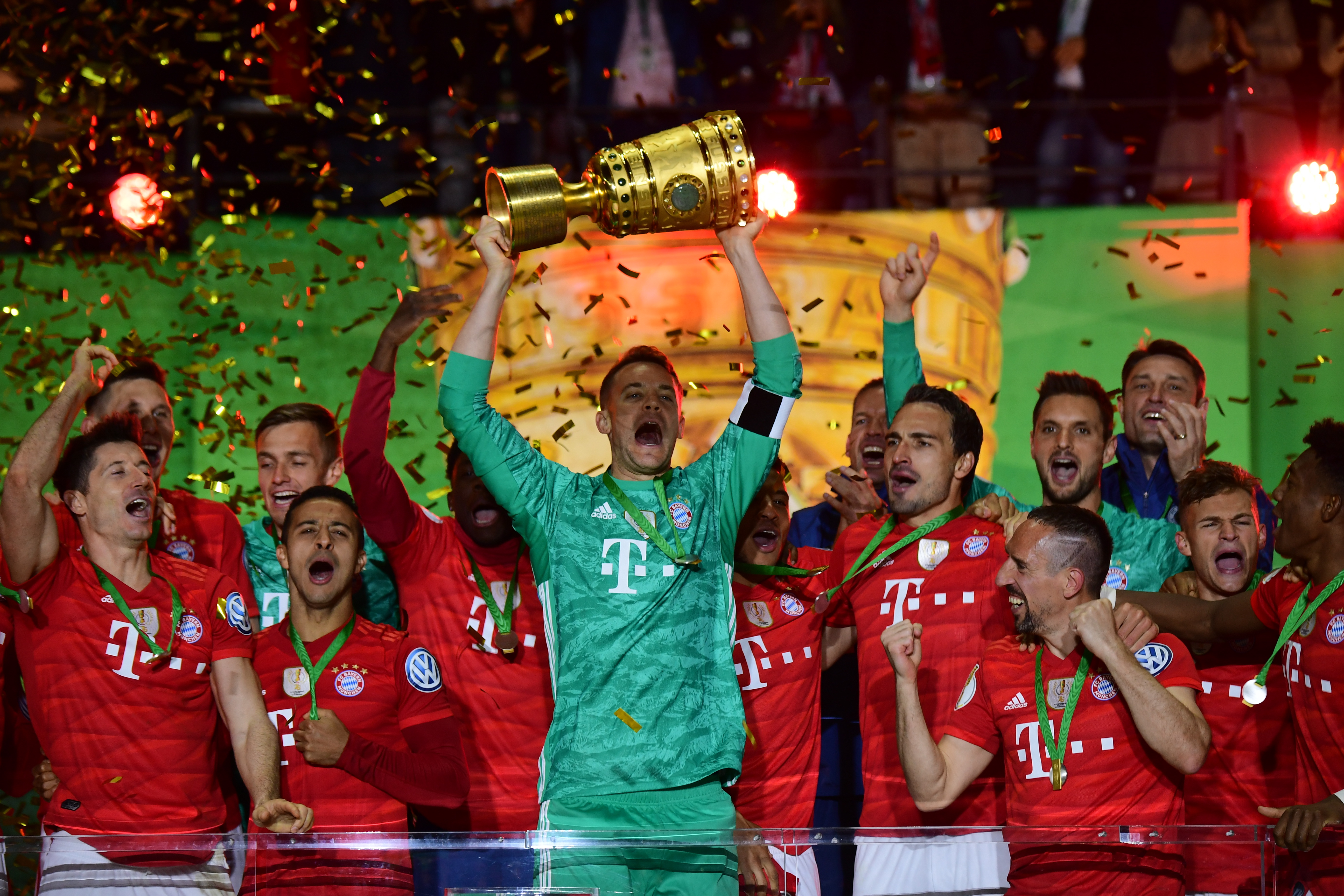 哈登近五战场均38+7+7，比肩詹姆斯成历史第二人