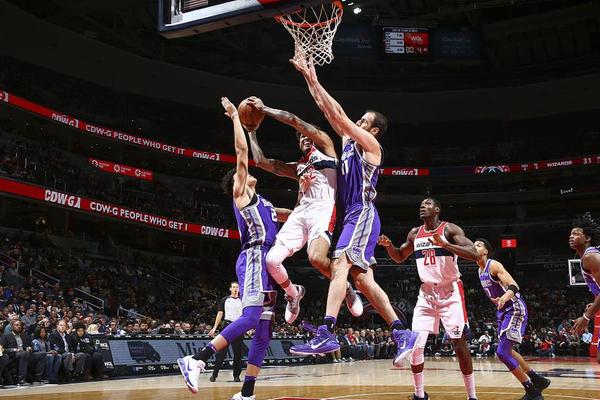 特德斯科：德布劳内能发现其他人发现不了的空当，并传出好球