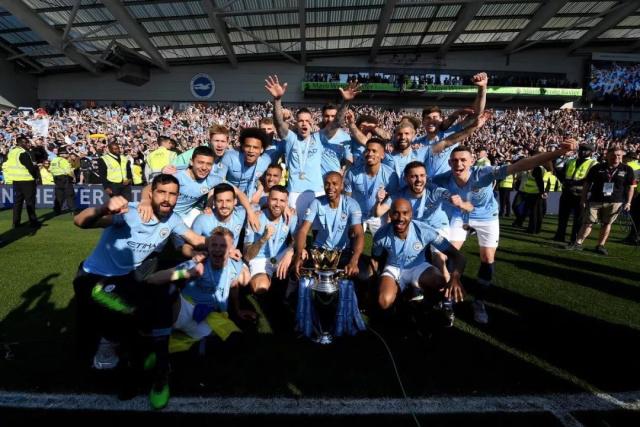 小伙高尔夫模拟器前打高尔夫，结果一杆打到消防喷淋头