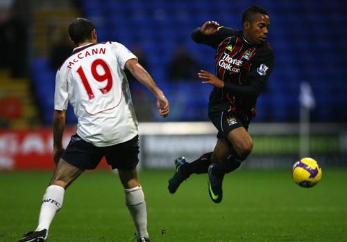 时隔27年重返世界杯正赛，苏格兰多地机场打出广告牌标语庆祝